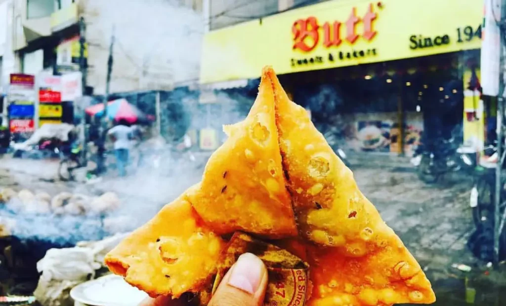 Samosa - Lahore’s delicious street food (Image Belongs to the author)