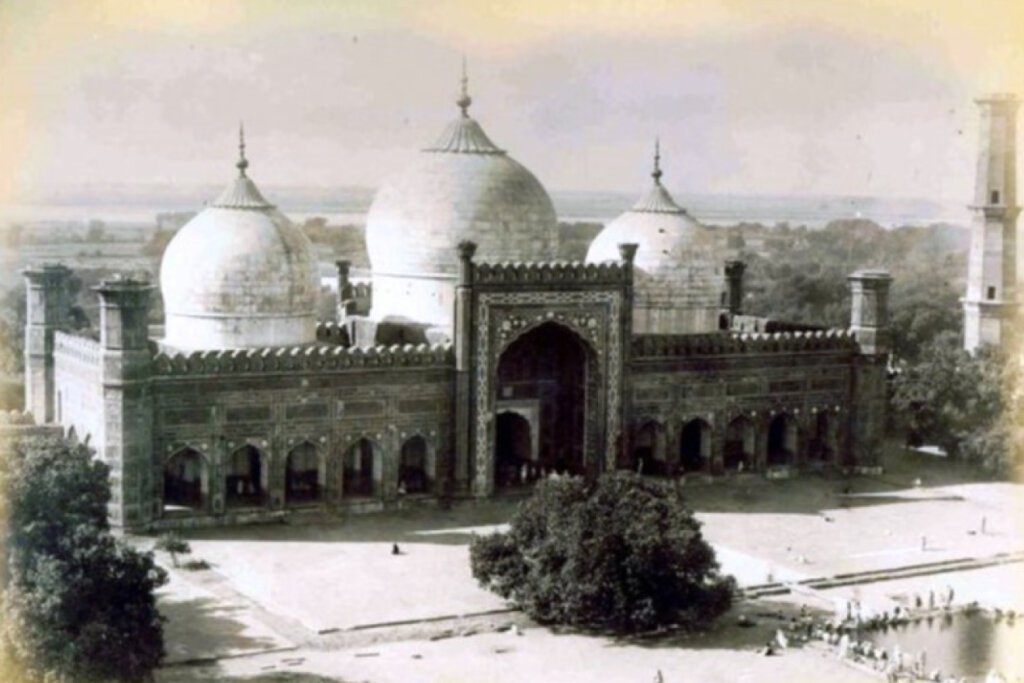 Old Badshahi Mosque - Badshahi Mosque in 1850s. Note the River Ravi is flowing near the mosque and the bulbous marble domes atop the minarets are missing.