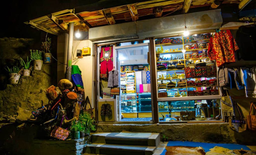 shop with clothes and souvenirs in Karimabad Hunza - Things to do in Hunza